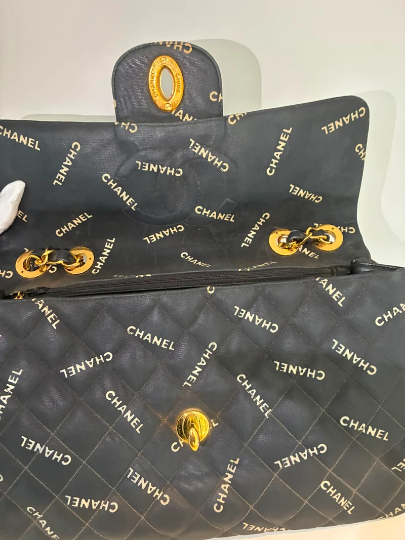 Chanel Maxi Classic Flap Schultertasche aus Canvas, Blau