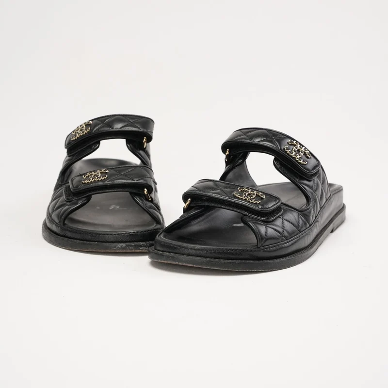 Chanel gesteppte Dad-Sandalen aus Lammleder mit Klettverschluss, Größe 38