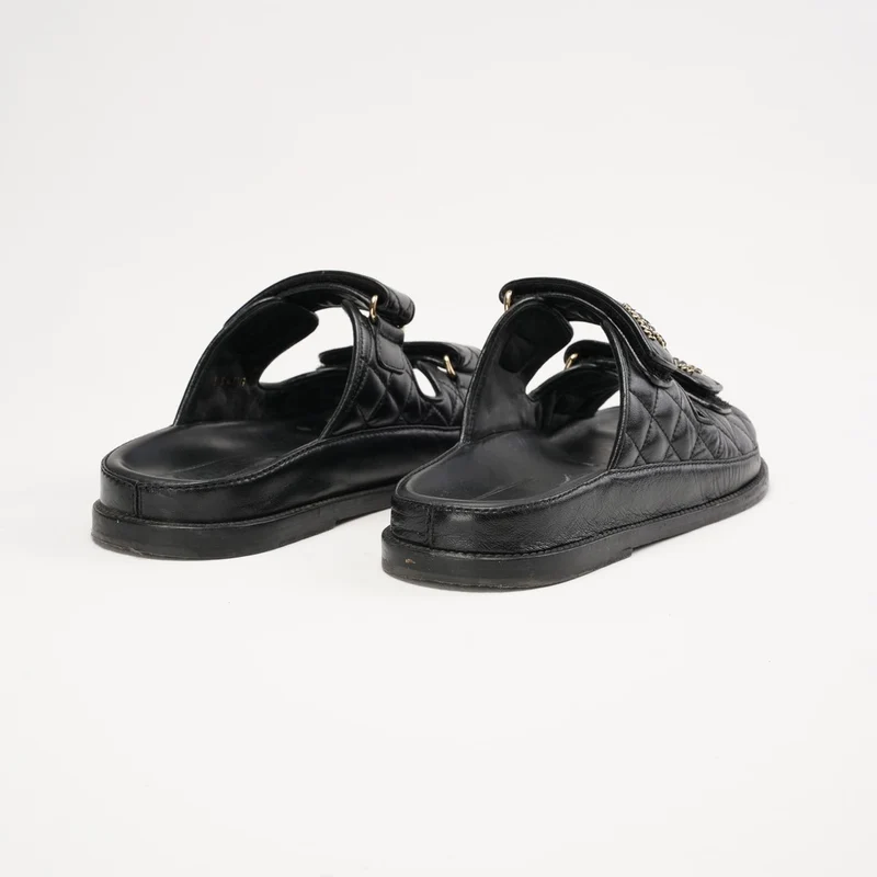 Chanel gesteppte Dad-Sandalen aus Lammleder mit Klettverschluss, Größe 38