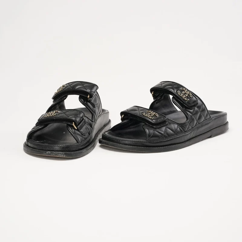 Chanel gesteppte Dad-Sandalen aus Lammleder mit Klettverschluss, Größe 38