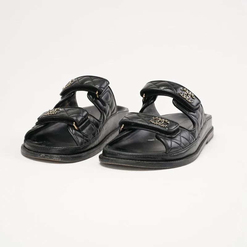 Chanel gesteppte Dad-Sandalen aus Lammleder mit Klettverschluss, Größe 38