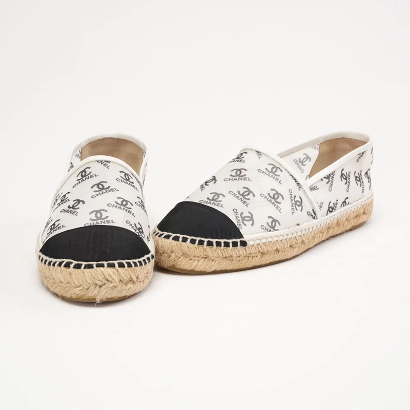 Chanel Espadrilles mit CC-Print, Größe 39, Weiß/Schwarz