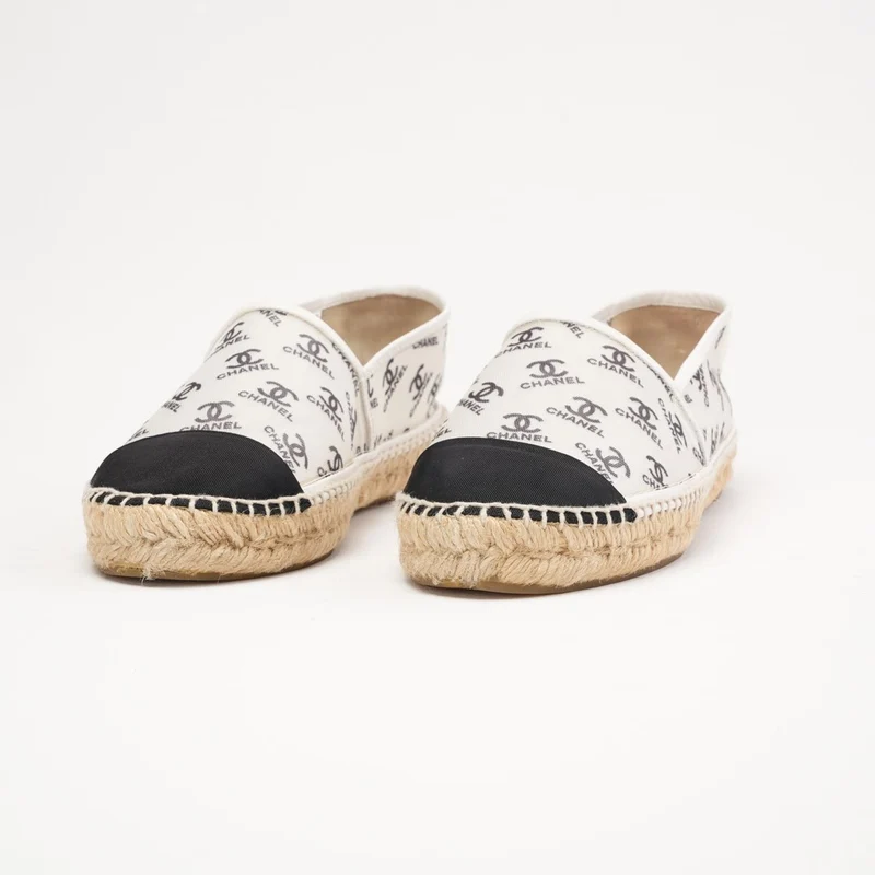 Chanel Espadrilles mit CC-Print, Größe 39, Weiß/Schwarz
