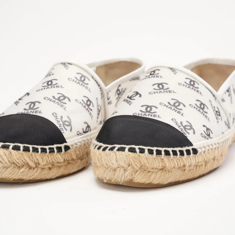Chanel Espadrilles mit CC-Print, Größe 39, Weiß/Schwarz