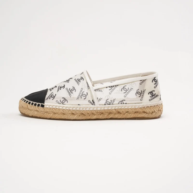 Chanel Espadrilles mit CC-Print, Größe 39, Weiß/Schwarz
