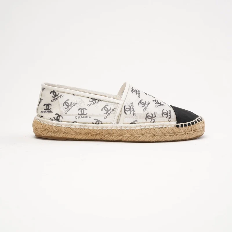 Chanel Espadrilles mit CC-Print, Größe 39, Weiß/Schwarz