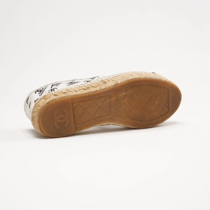 Chanel Espadrilles mit CC-Print, Größe 39, Weiß/Schwarz