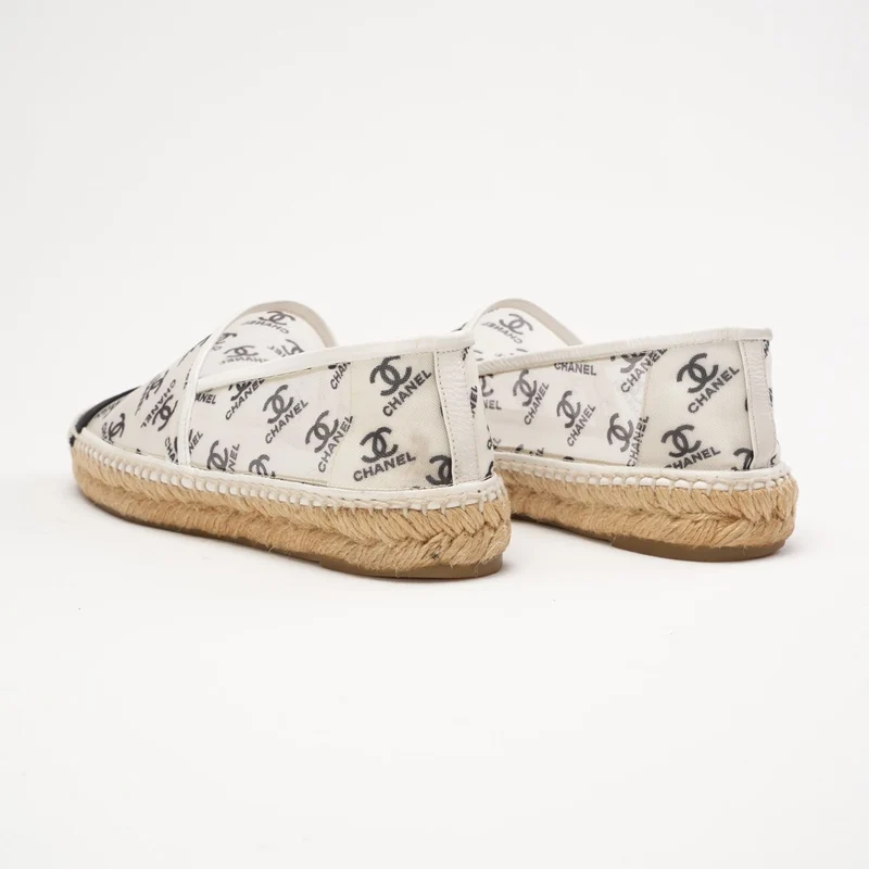 Chanel Espadrilles mit CC-Print, Größe 39, Weiß/Schwarz