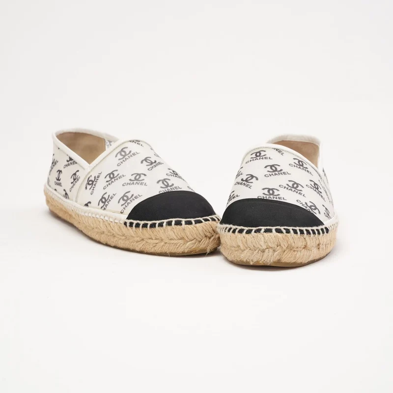 Chanel Espadrilles mit CC-Print, Größe 39, Weiß/Schwarz