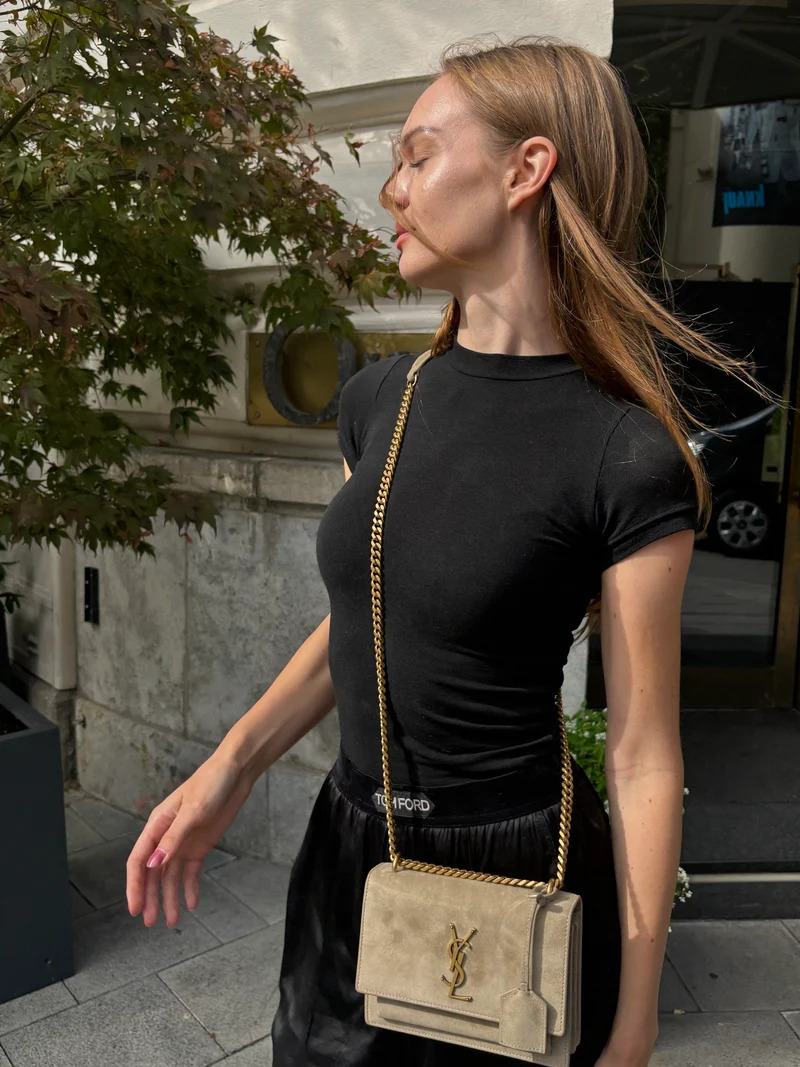Saint Laurent Wildledertasche „Sunset“, klein, dunkelbeige, 2023