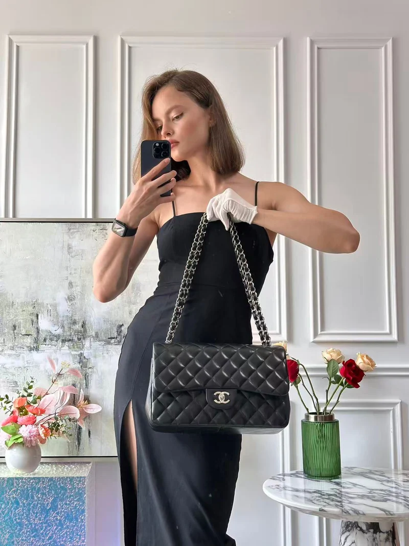 Chanel Classic Flap Bag aus schwarzem Lammleder