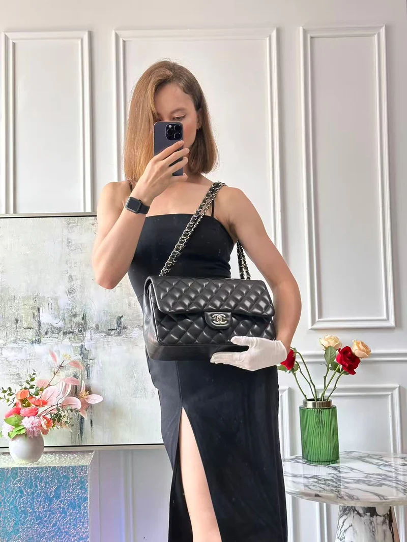 Chanel Classic Flap Bag aus schwarzem Lammleder