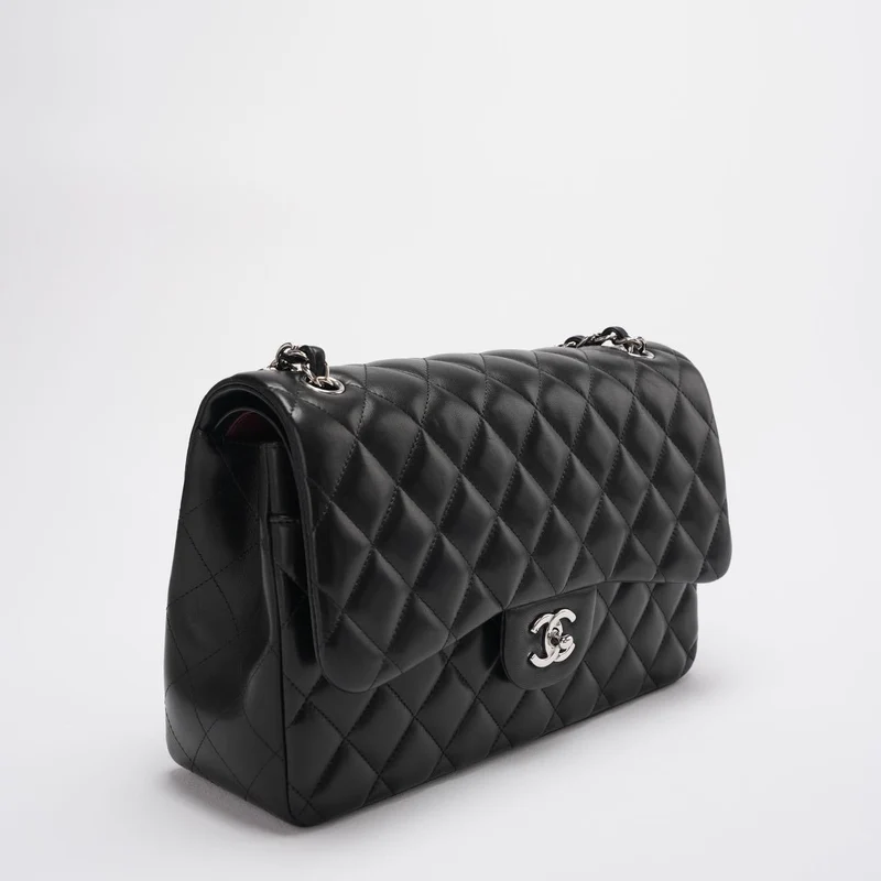 Chanel Classic Flap Bag aus schwarzem Lammleder