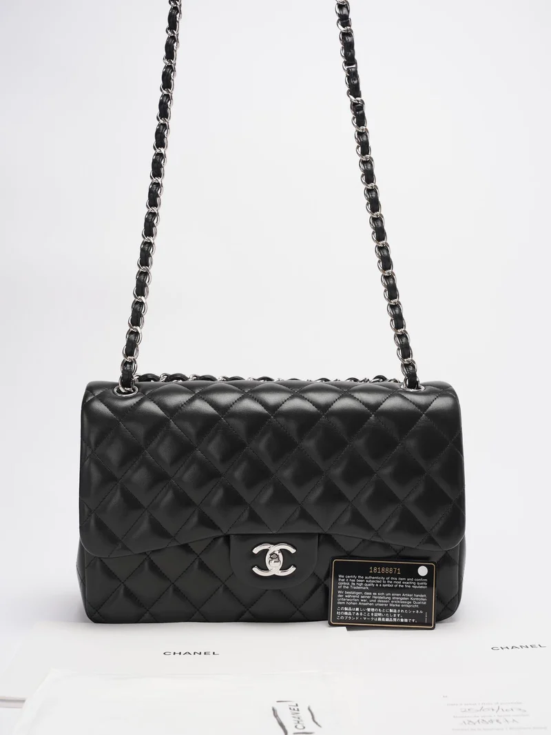 Chanel Classic Flap Bag aus schwarzem Lammleder