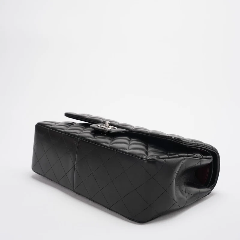 Chanel Classic Flap Bag aus schwarzem Lammleder