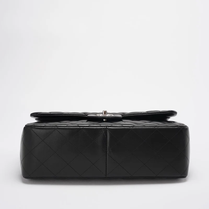 Chanel Classic Flap Bag aus schwarzem Lammleder