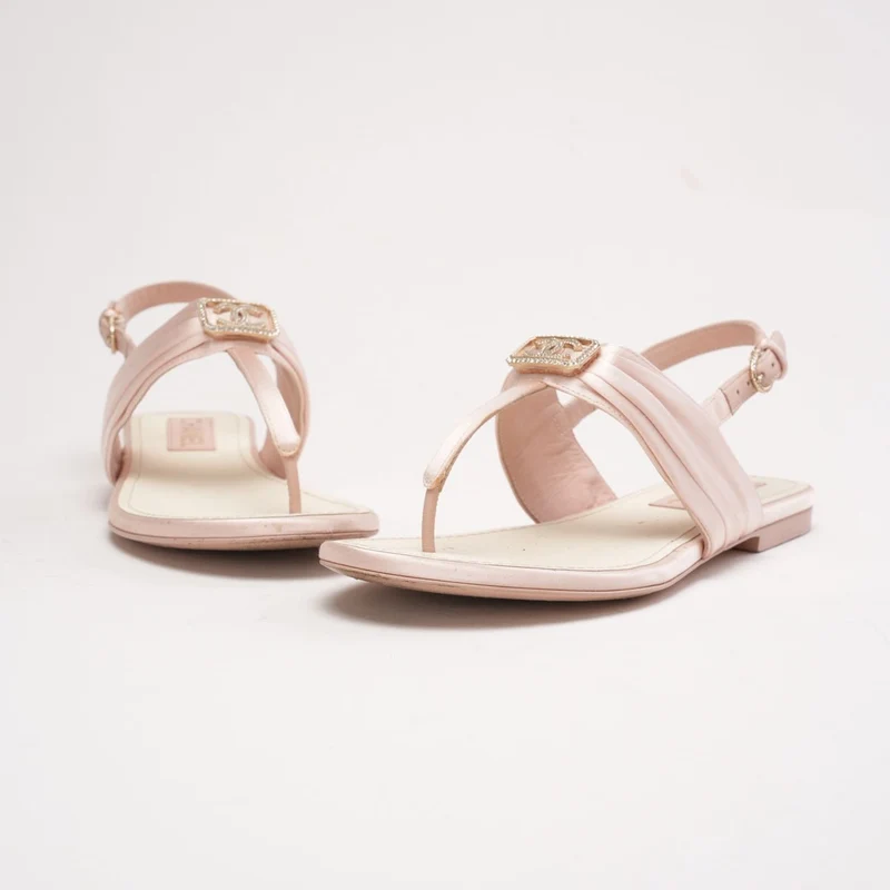 Chanel Zehentrenner-Sandalen aus Satin in Hellrosa mit CC-Kristallschnalle, Größe 37.5