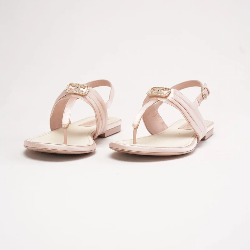 Chanel Zehentrenner-Sandalen aus Satin in Hellrosa mit CC-Kristallschnalle, Größe 37.5