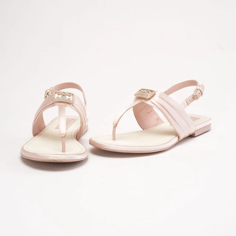 Chanel Zehentrenner-Sandalen aus Satin in Hellrosa mit CC-Kristallschnalle, Größe 37.5