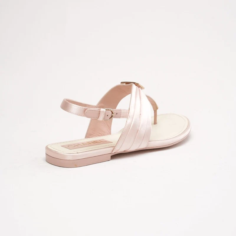 Chanel Zehentrenner-Sandalen aus Satin in Hellrosa mit CC-Kristallschnalle, Größe 37.5