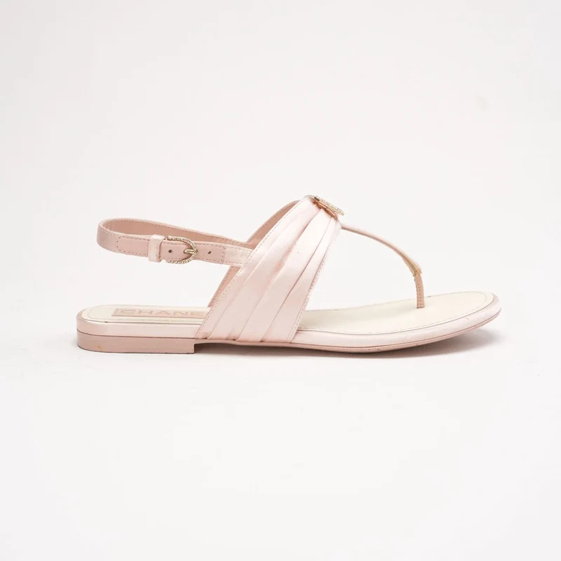 Chanel Zehentrenner-Sandalen aus Satin in Hellrosa mit CC-Kristallschnalle, Größe 37.5