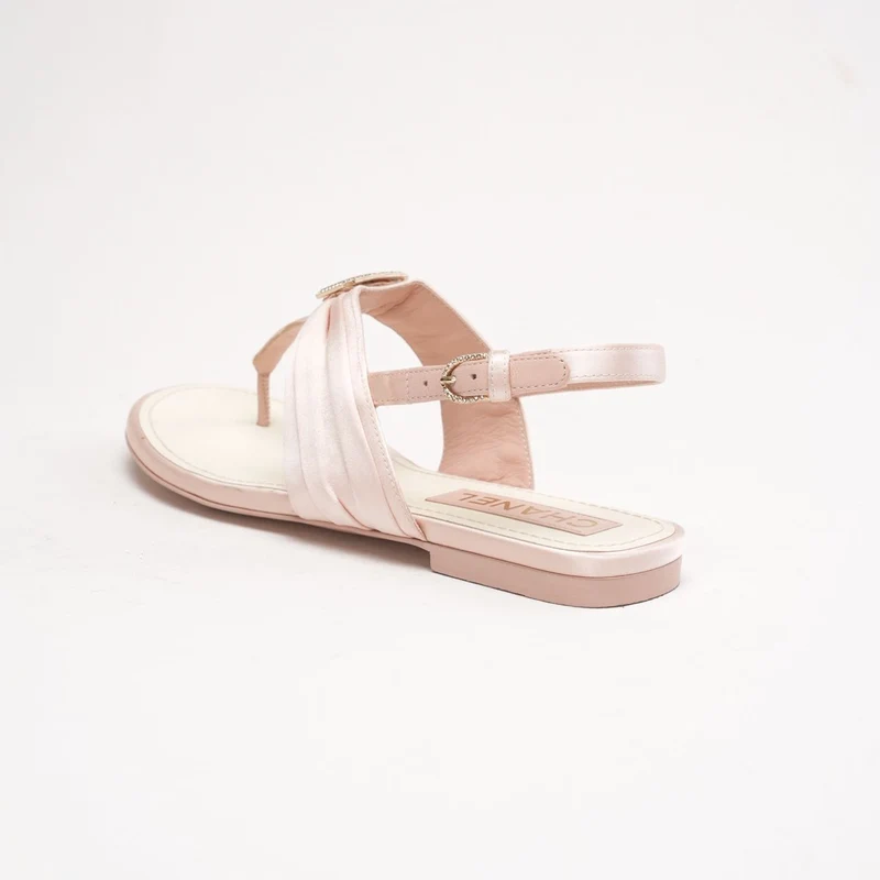 Chanel Zehentrenner-Sandalen aus Satin in Hellrosa mit CC-Kristallschnalle, Größe 37.5