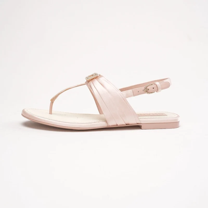 Chanel Zehentrenner-Sandalen aus Satin in Hellrosa mit CC-Kristallschnalle, Größe 37.5