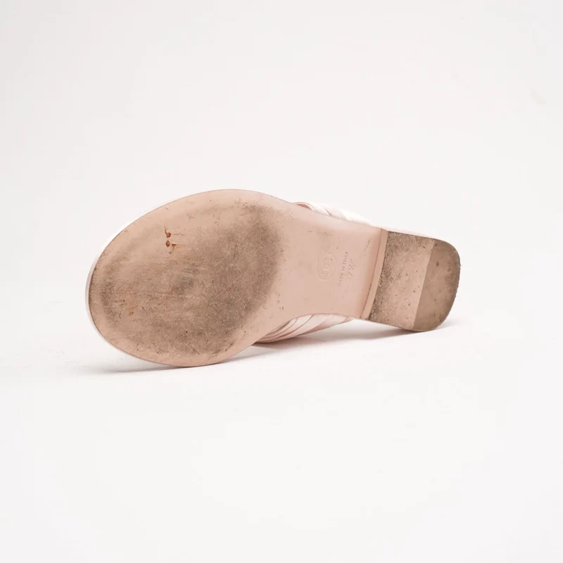 Chanel Zehentrenner-Sandalen aus Satin in Hellrosa mit CC-Kristallschnalle, Größe 37.5