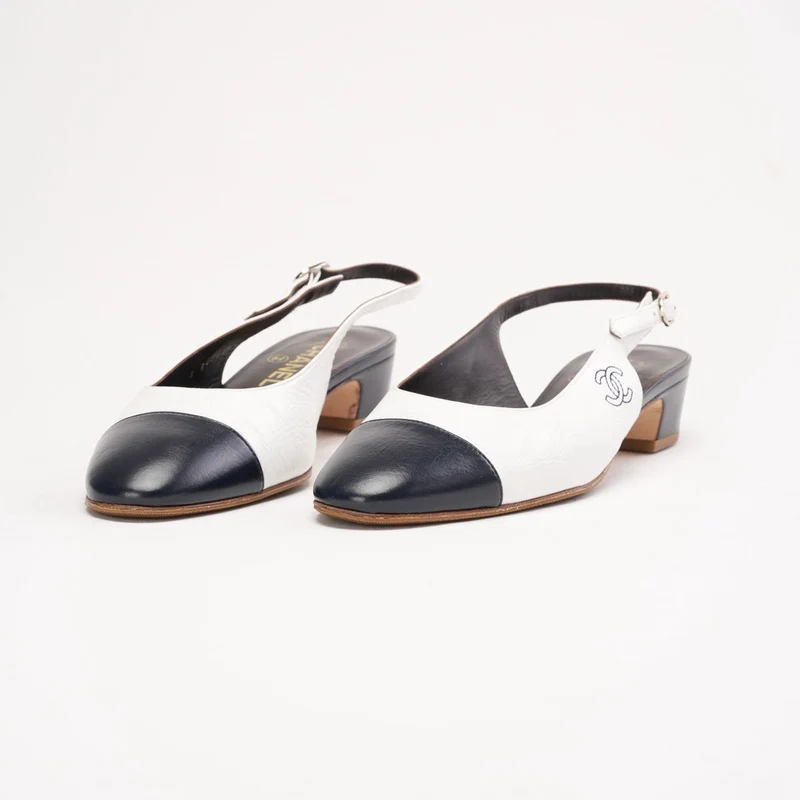 Chanel Slingback-Pumps aus weißem/schwarzem Kalbsleder mit Kappe und CC-Logo, Größe 39