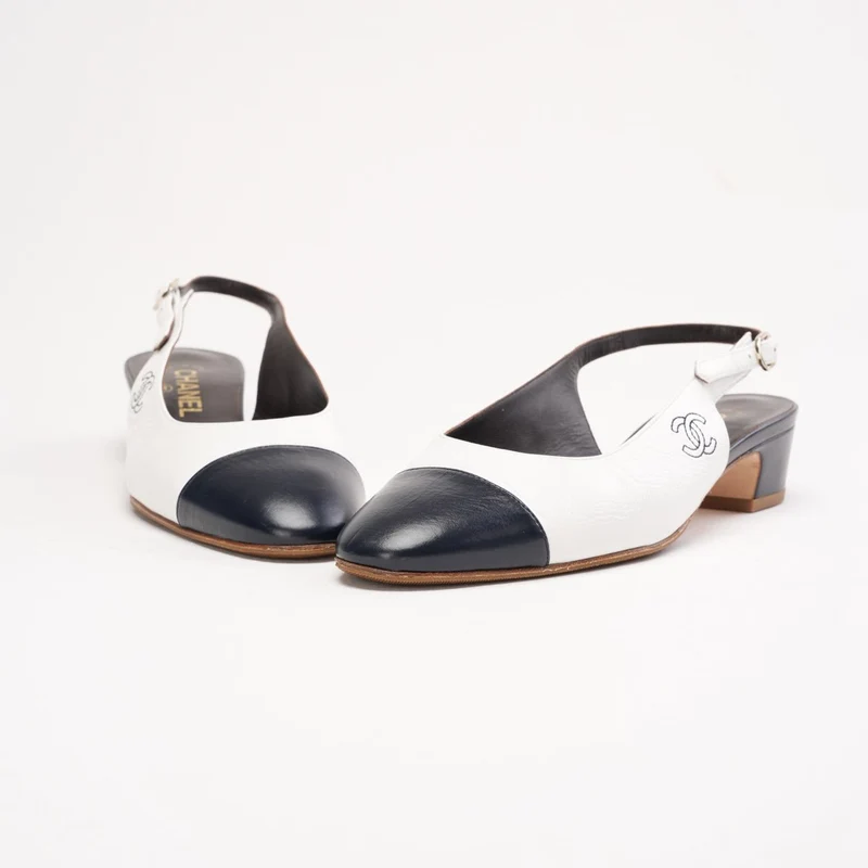Chanel Slingback-Pumps aus weißem/schwarzem Kalbsleder mit Kappe und CC-Logo, Größe 39