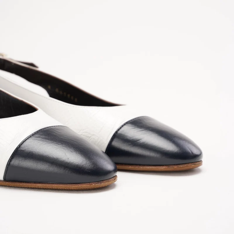 Chanel Slingback-Pumps aus weißem/schwarzem Kalbsleder mit Kappe und CC-Logo, Größe 39