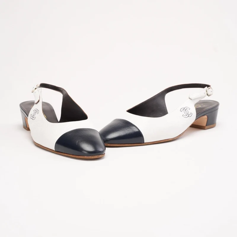 Chanel Slingback-Pumps aus weißem/schwarzem Kalbsleder mit Kappe und CC-Logo, Größe 39