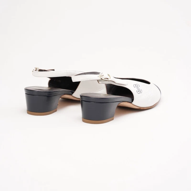 Chanel Slingback-Pumps aus weißem/schwarzem Kalbsleder mit Kappe und CC-Logo, Größe 39