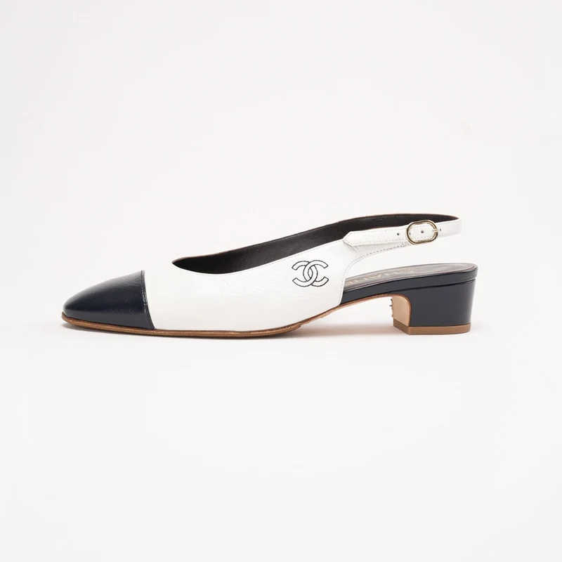 Chanel Slingback-Pumps aus weißem/schwarzem Kalbsleder mit Kappe und CC-Logo, Größe 39