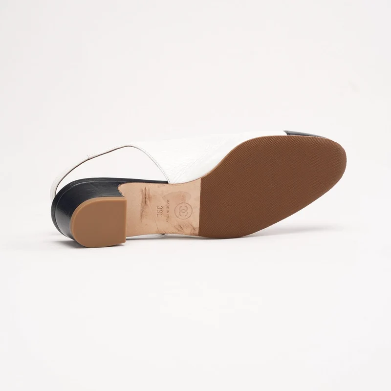 Chanel Slingback-Pumps aus weißem/schwarzem Kalbsleder mit Kappe und CC-Logo, Größe 39
