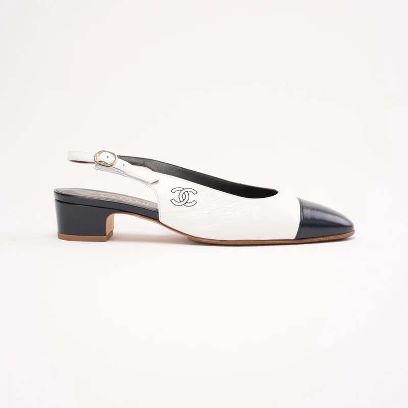 Chanel Slingback-Pumps aus weißem/schwarzem Kalbsleder mit Kappe und CC-Logo, Größe 39