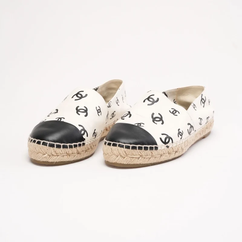 Chanel Espadrilles mit CC-Kappe, weiß/schwarz, aus Leder, Größe 40