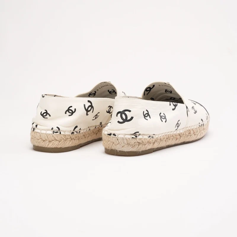 Chanel Espadrilles mit CC-Kappe, weiß/schwarz, aus Leder, Größe 40