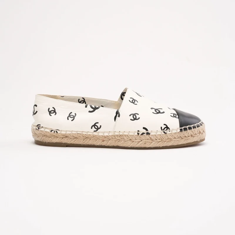 Chanel Espadrilles mit CC-Kappe, weiß/schwarz, aus Leder, Größe 40