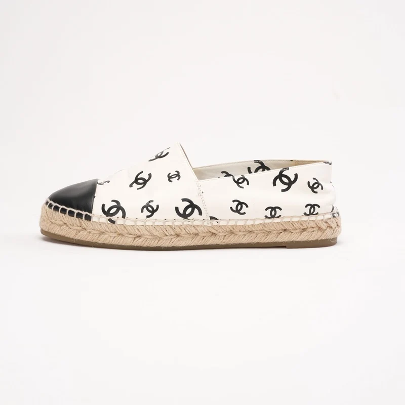 Chanel Espadrilles mit CC-Kappe, weiß/schwarz, aus Leder, Größe 40