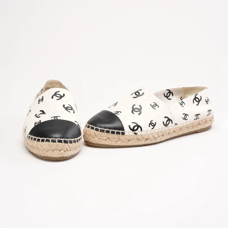Chanel Espadrilles mit CC-Kappe, weiß/schwarz, aus Leder, Größe 40