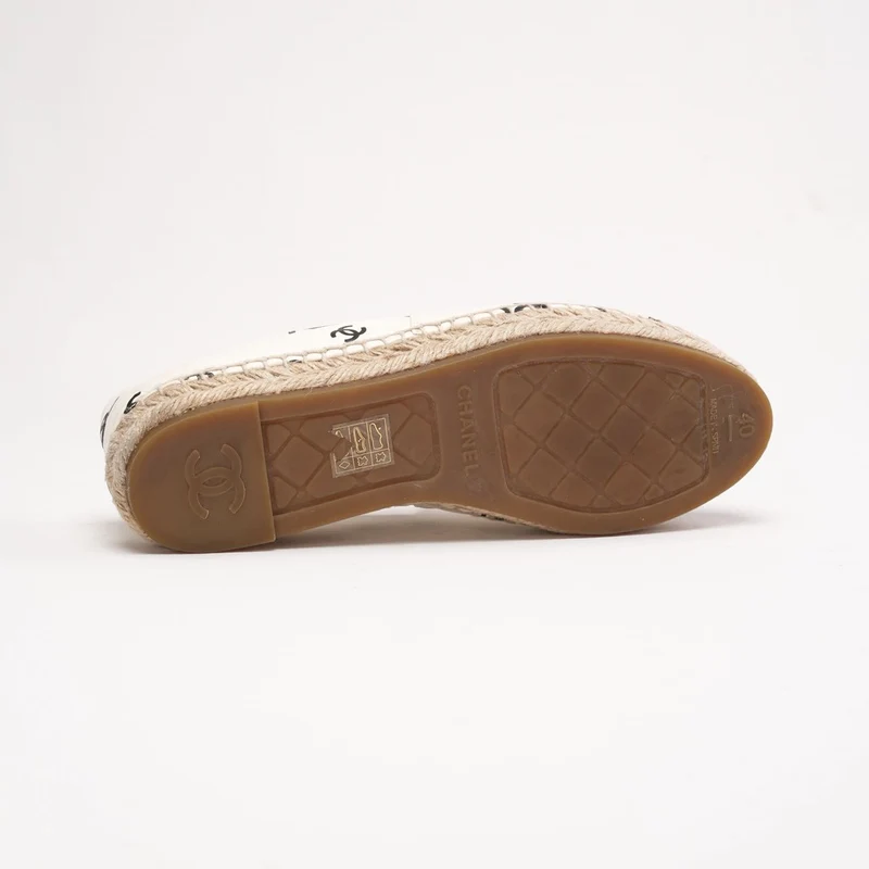 Chanel Espadrilles mit CC-Kappe, weiß/schwarz, aus Leder, Größe 40