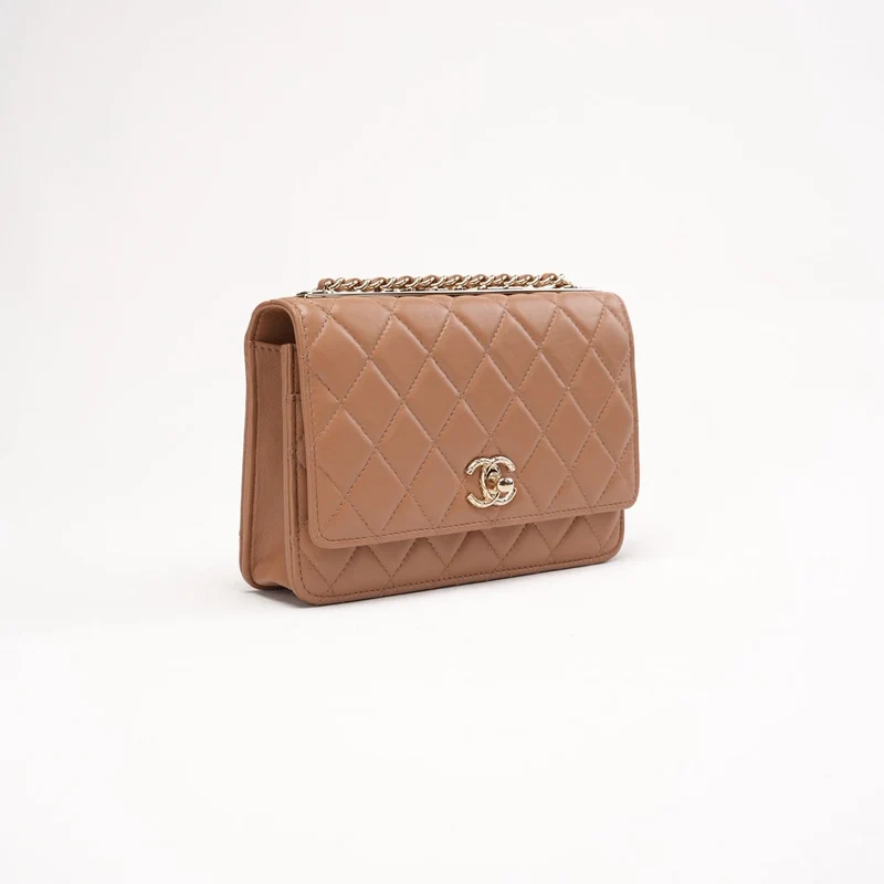 Chanel Beige Lammleder Stepp-Geldbörse mit CC-Anhänger (WOC)
