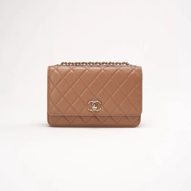Chanel Beige Lammleder Stepp-Geldbörse mit CC-Anhänger (WOC)