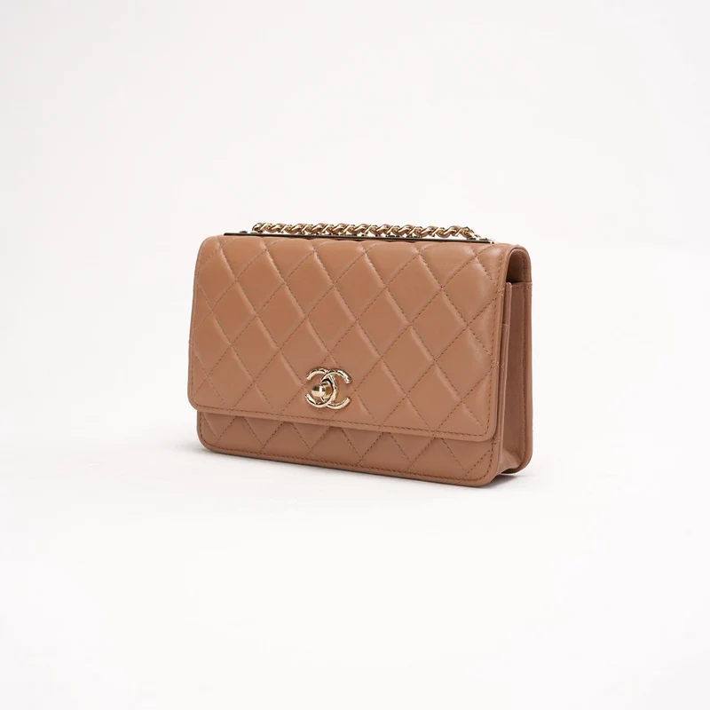 Chanel Beige Lammleder Stepp-Geldbörse mit CC-Anhänger (WOC)