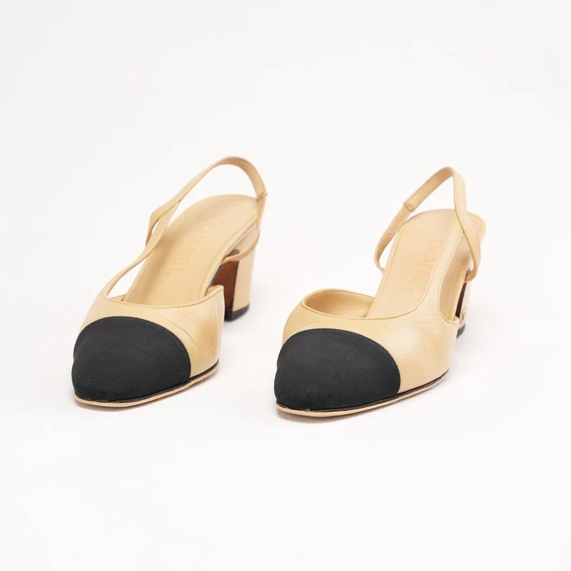 Chanel Slingback-Pumps aus laminiertem Gold und schwarzem Ripsband mit CC-Logo, Größe 36.5