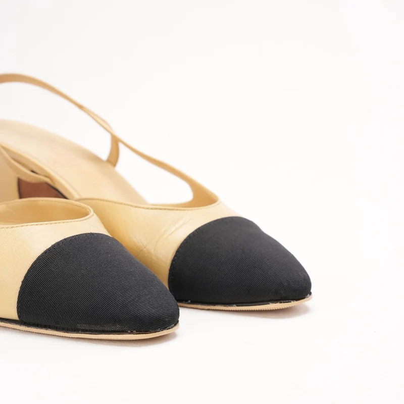 Chanel Slingback-Pumps aus laminiertem Gold und schwarzem Ripsband mit CC-Logo, Größe 36.5