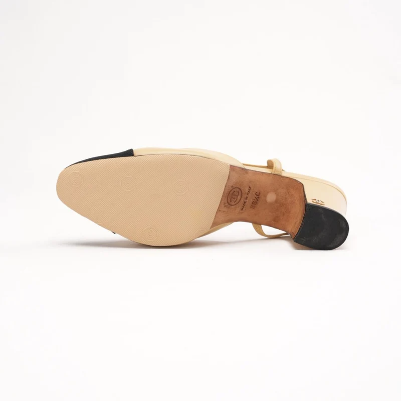 Chanel Slingback-Pumps aus laminiertem Gold und schwarzem Ripsband mit CC-Logo, Größe 36.5