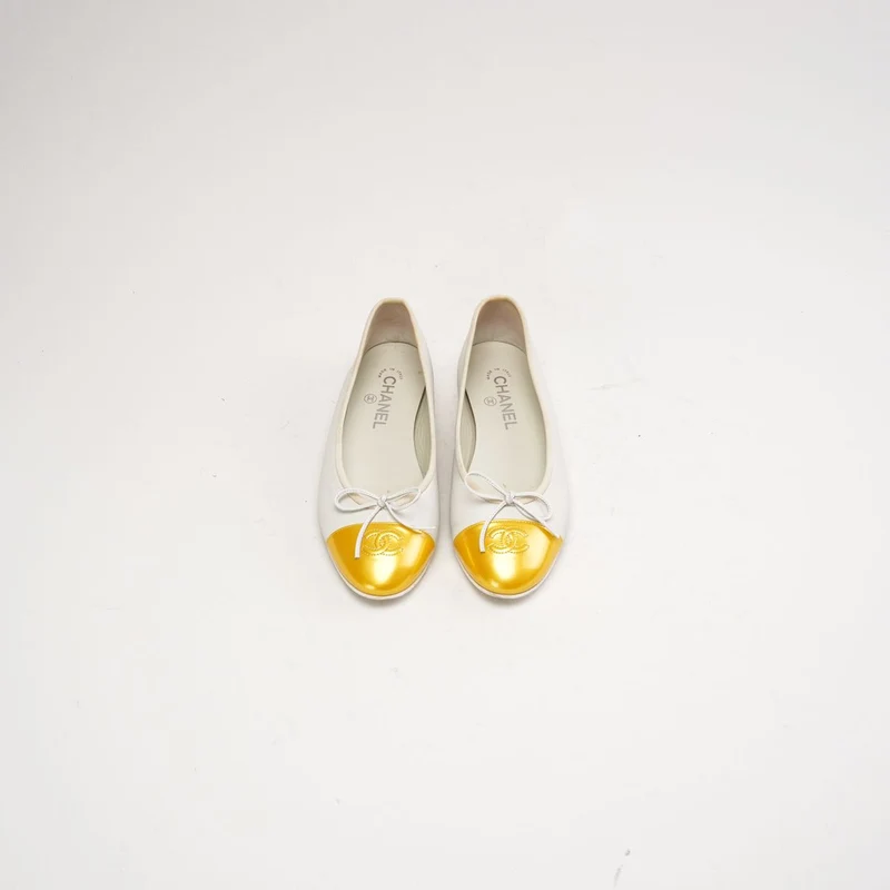 Chanel Ballerinas aus Leder, weiß/gelb, CC-Logo, Größe 39