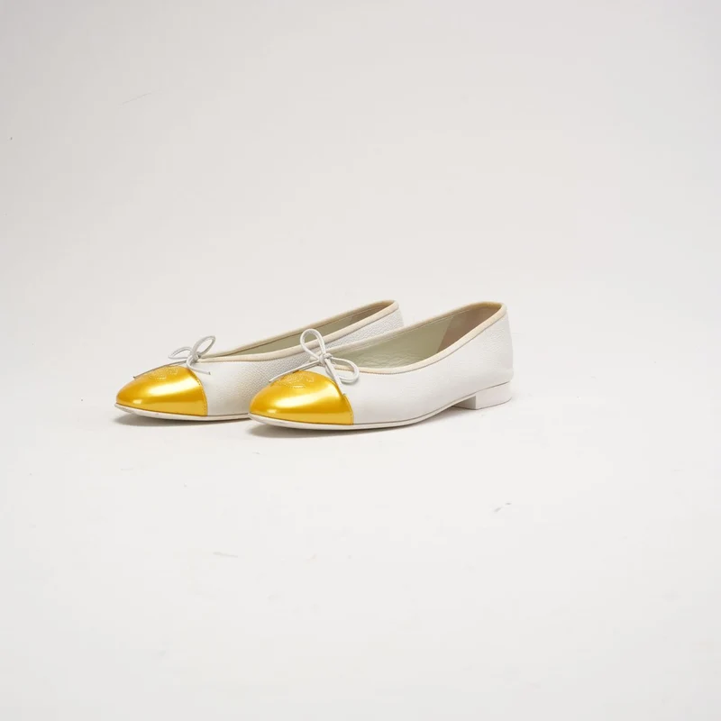 Chanel Ballerinas aus Leder, weiß/gelb, CC-Logo, Größe 39